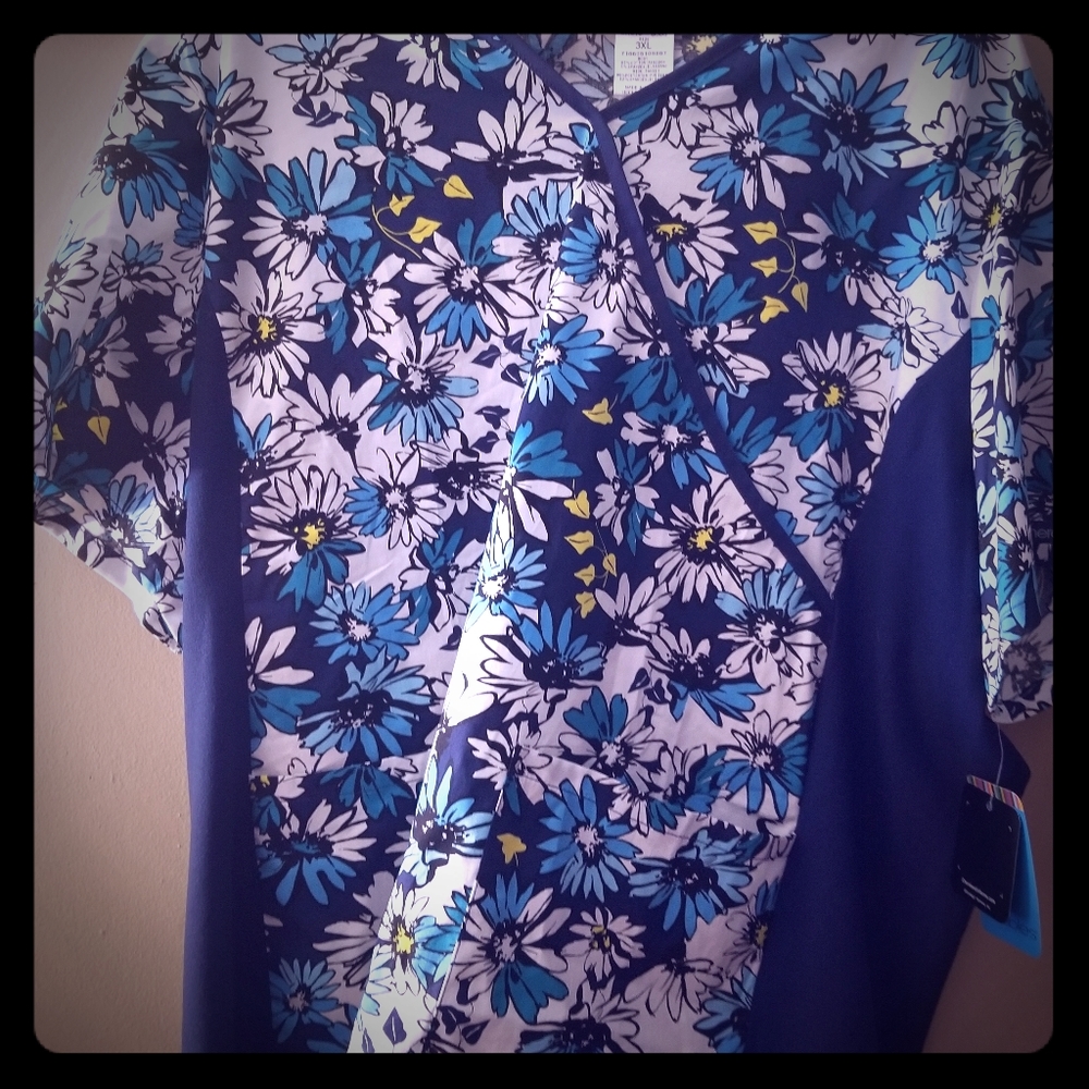 NWT Cherokee daisy scrub top